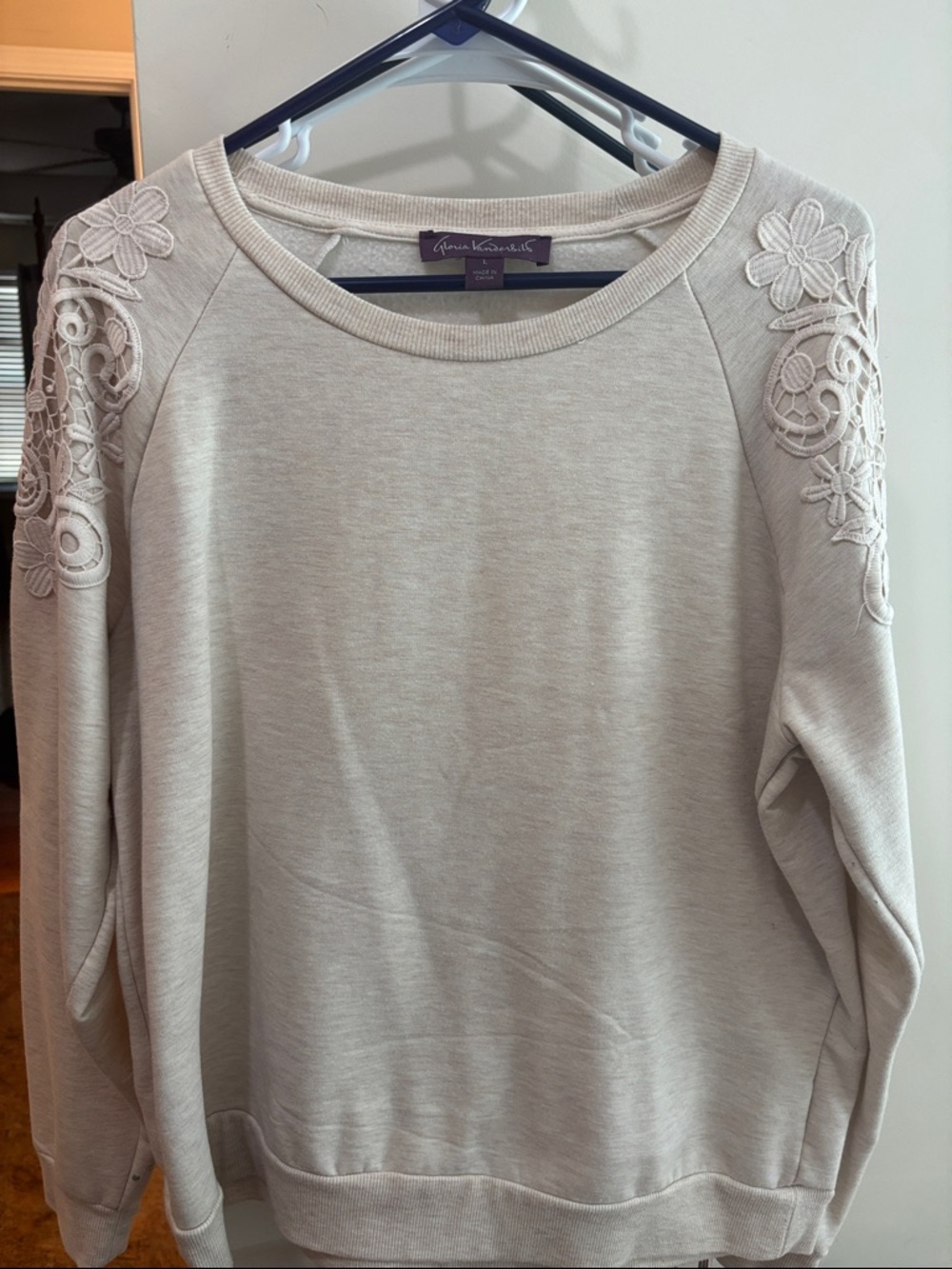 Gloria Vanderbilt Light Beige/Cream Floral Appliqué Sweatshirt